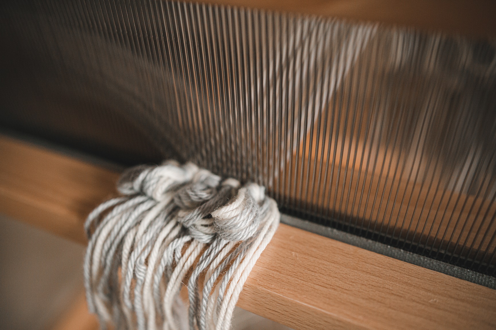 Threading_reed_weaving_gallery_przekladanie_nicielnice_plocha